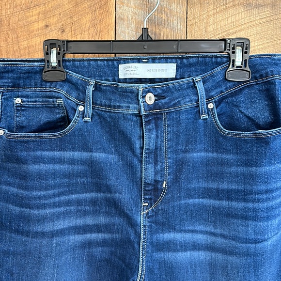 Women’s signature Levi Strauss mid rise boot cut jeans - Picture 2 of 6